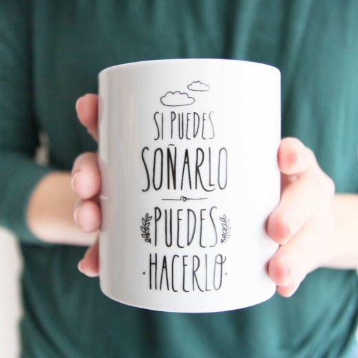 mujer-sosteniendo-una-taza-con-una-frase-motivadora